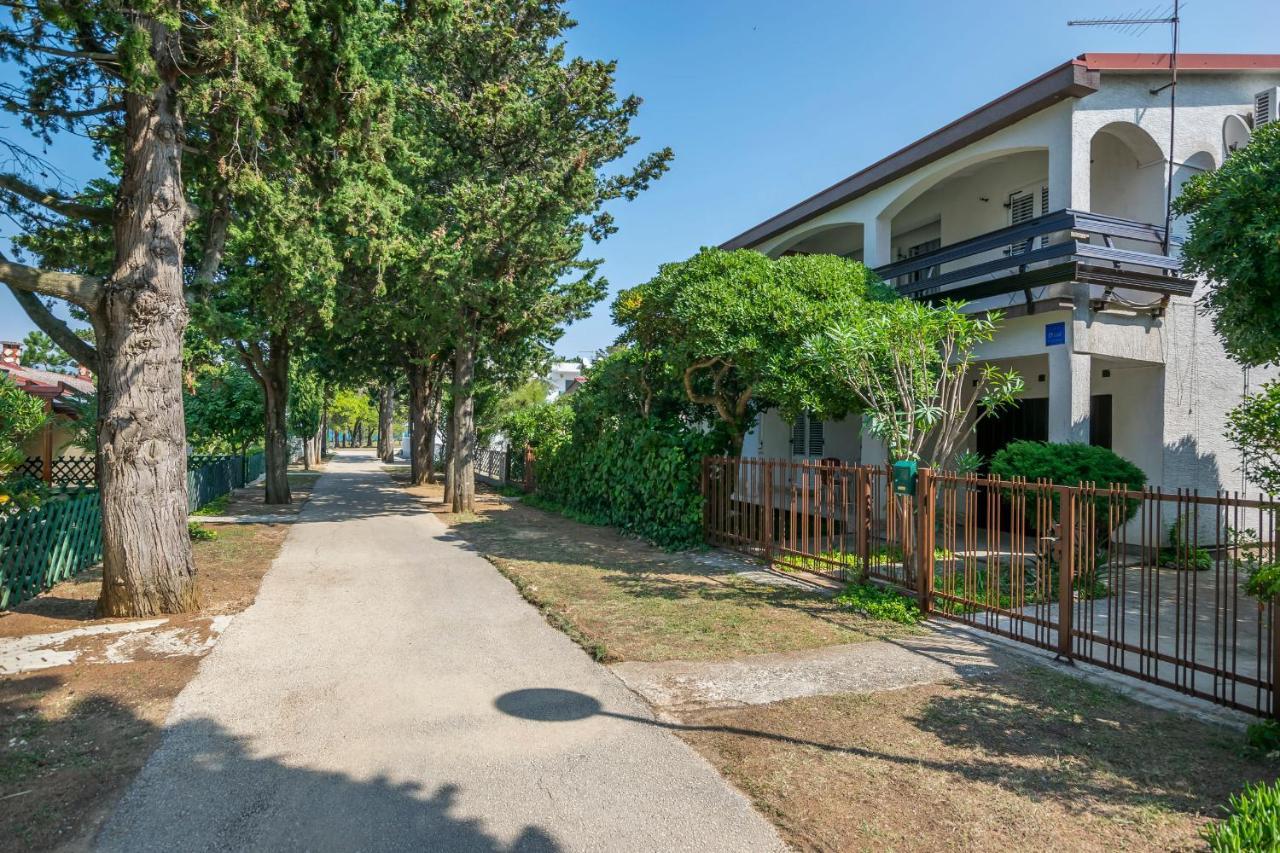 Apartments Mira Привлака Екстериор снимка