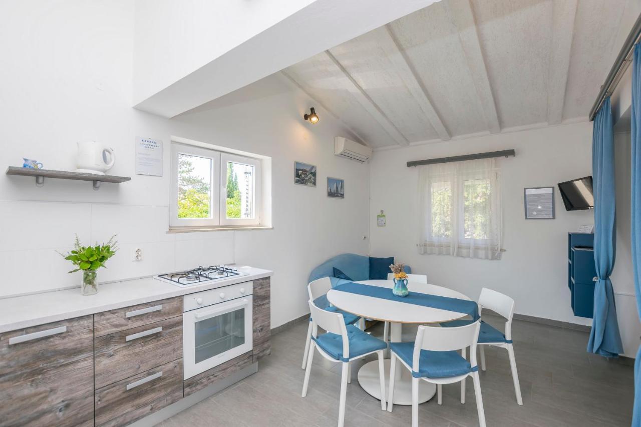 Apartments Mira Привлака Екстериор снимка